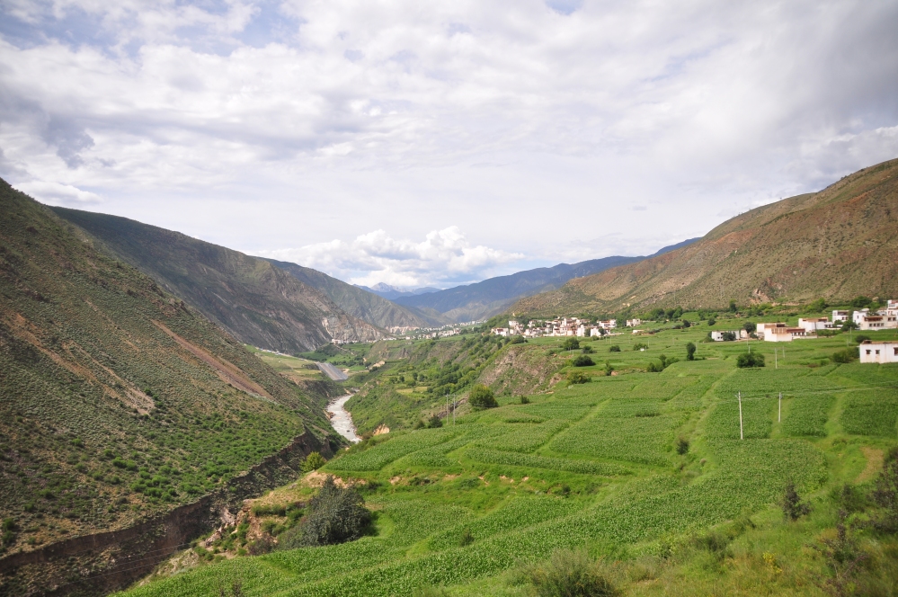 On the road to Litang